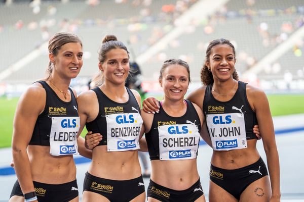 Amelie Sophie Lederer (LG Stadtwerke Muenchen), Tina Benzinger (LG Stadtwerke Muenchen), Marina Scherzl (LG Stadtwerke Muenchen), Viola John (LG Stadtwerke Muenchen) waehrend der deutschen Leichtathletik-Meisterschaften im Olympiastadion am 26.06.2022 in Berlin